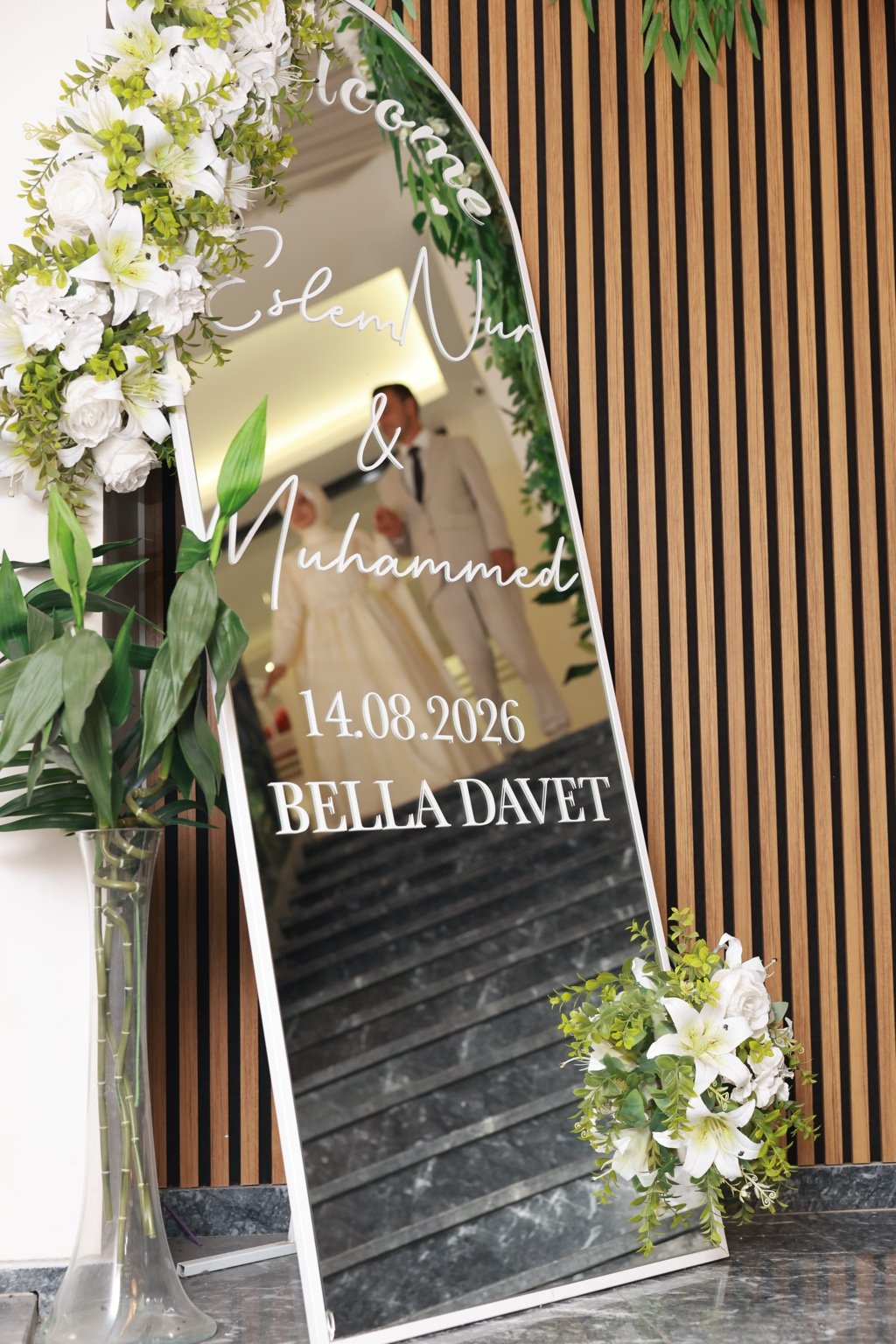 Bella Davet'te ayna ve çiçek dekorasyonu